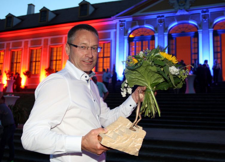 Falk Heinze, der seit 1997 bei Karl Köhler arbeitet und seit 2003 Geschäftsführer ist, vor der festlich erleuchteten Oberen Orangerie in Großsedlitz.                            Foto: Förster