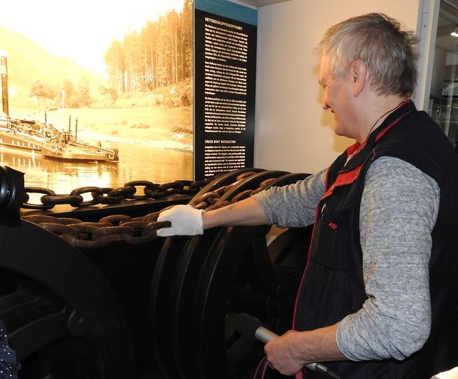 Andreas Schneider, stellvertretender Vorsitzender des Blinden- und Sehbhindertenverbandes Sachsen, freut sich über das neue Angebot. Fotos (3): Pönisch