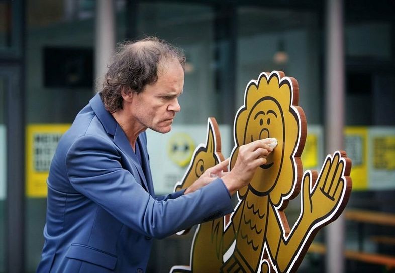Olaf Schubert, Schirmherr der HumorZone Dresden, putzt den Güldenen August.