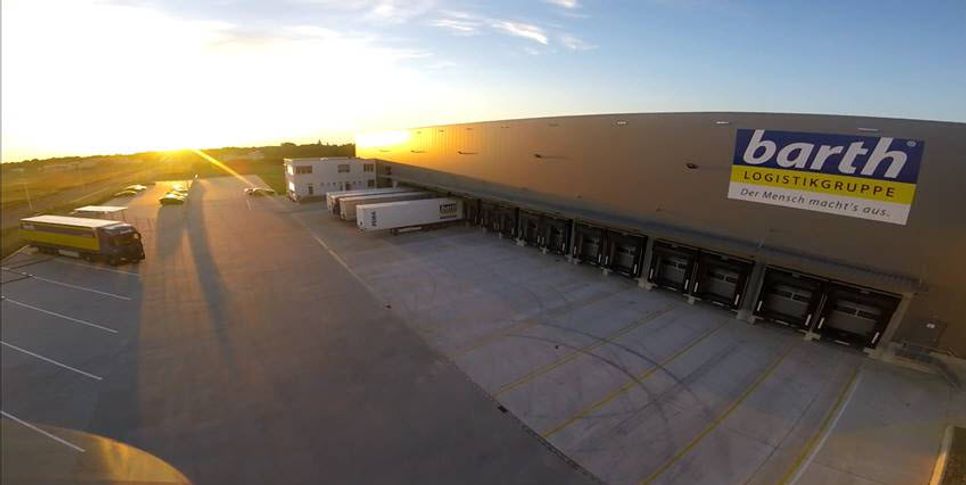 Zusammen mit Gästen regionaler Kundschaft, den  Mitarbeitern aus Cottbus sowie den Mitarbeitern aus den zentralen Projektteams und allen Führungskräften fand das Jubiläumsfest im Cottbuser Logistikzentrum in der Elly-Beinhorn-Straße statt. Foto: PR