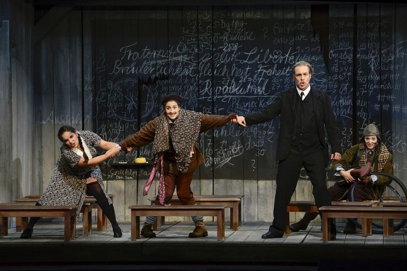 Szenenfoto: Vorn v. l. n. r.  Corolina Ullrich (Gretchen), Emily Dorn (Baronin) und Georg Zeppenfeld (Baculus).