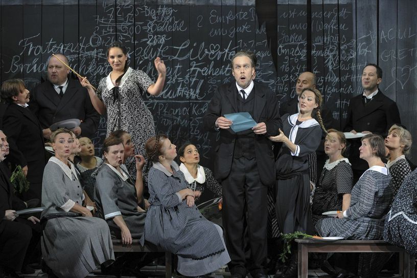 Carolina Ullrich (Gretchen) und Georg Zeppenfeld (Baculus) mit dem Sächsischen Staatsopernchor.