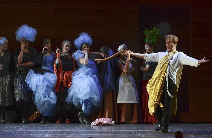 Sächsischer Staatsopernchor und Kinderchor mit Detlef Roth (Graf). Fotos: Matthias Creutziger