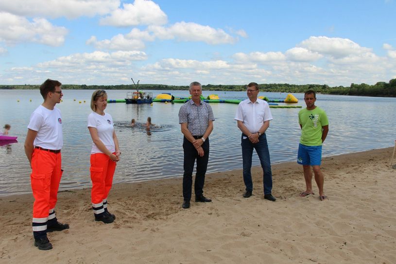 Haben gemeinsam die neue Badesaison am Seestrand Großkoschen eingeläutet (vo.li.na.re.): Nico Wildemann (Rettungsschwimmer), Lisa Wildemann (Leiterin der Senftenberger Wasserwacht), Detlev Wurzler (Verbandsvorsteher des Zweckverbandes Lausitzer Seenland Brandenburg), Siegurd Heinze (Landrat des Landkreises Oberspreewald-Lausitz) sowie Michael Kiraly (Betreiber des Wassersportparkes). Foto: sts