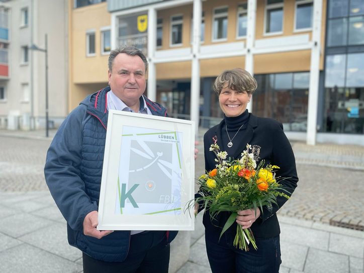 Melanie Brückner ist die neue Kämmerin der Stadt Lübben. Frank Neumann, der stellvertretende Bürgermeister, begrüßte sie an ihrem ersten Arbeitstag.