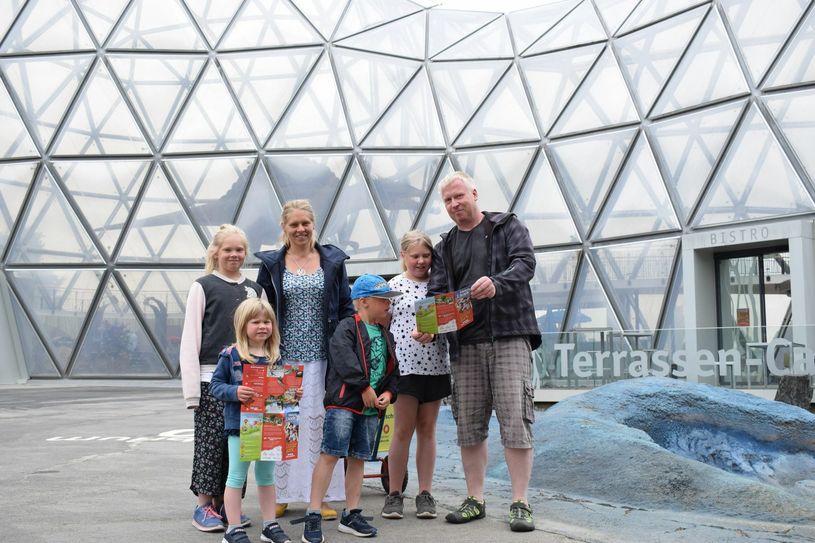 Familie Scheller aus Schleswig-Holstein während ihres Aufenthaltes im Saurierpark Kleinwelka. Der Tourismus in der Oberlausitz nimmt langsam wieder Fahrt auf, dennoch bleibt die Situation bei den Betreibern weiterhin angespannt.                                                                                                                                                 Foto: Sandro  Paufler