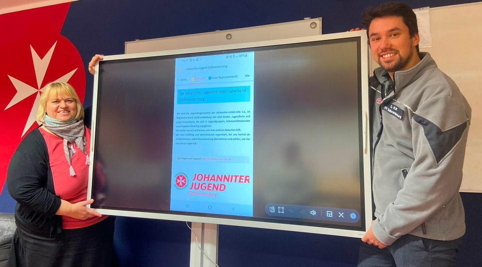 Mit der Zuwendung in Höhe von über 4.000 Euro kann neben persönlicher Schutzausrüstung u.a. ein digitales Flipchart angeschafft werden, was fortan der zeitgemäßen Ausbildung des Retter-Nachwuchses in der Johanniter-Jugend dient.