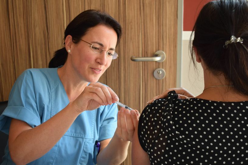 Anja Hentschel von der betriebsärztlichen Beratungsstelle des Görlitzer Klinikums bei der ersten Impfaktion dieser Saison. Foto: Katja Pietsch, Klinikum Görlitz