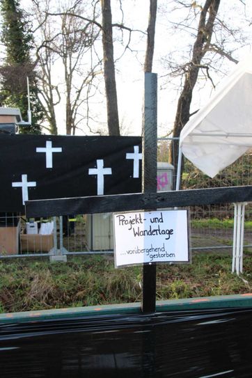 Fotos von der symbolischen Trauerfeier am Samstag in Kolkwitz. Der RE 2 wurde "verabschiedet" und hält seitdem nur noch frühmorgens und spätabends. Sehr zum Ärger von Pendlern und Touristen. Fotos: jho