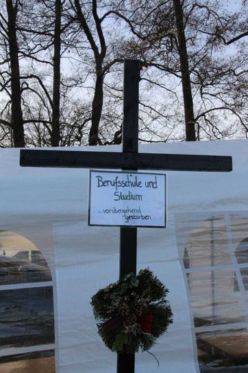 Fotos von der symbolischen Trauerfeier am Samstag in Kolkwitz. Der RE 2 wurde "verabschiedet" und hält seitdem nur noch frühmorgens und spätabends. Sehr zum Ärger von Pendlern und Touristen. Fotos: jho