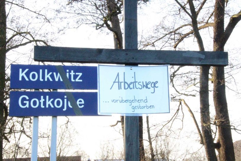 Fotos von der symbolischen Trauerfeier am Samstag in Kolkwitz. Der RE 2 wurde "verabschiedet" und hält seitdem nur noch frühmorgens und spätabends. Sehr zum Ärger von Pendlern und Touristen. Fotos: jho