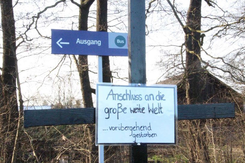 Fotos von der symbolischen Trauerfeier am Samstag in Kolkwitz. Der RE 2 wurde "verabschiedet" und hält seitdem nur noch frühmorgens und spätabends. Sehr zum Ärger von Pendlern und Touristen. Fotos: jho