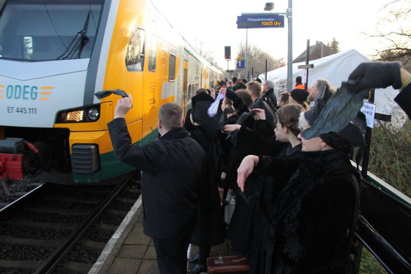 Fotos von der symbolischen Trauerfeier am Samstag in Kolkwitz. Der RE 2 wurde "verabschiedet" und hält seitdem nur noch frühmorgens und spätabends. Sehr zum Ärger von Pendlern und Touristen. Fotos: jho