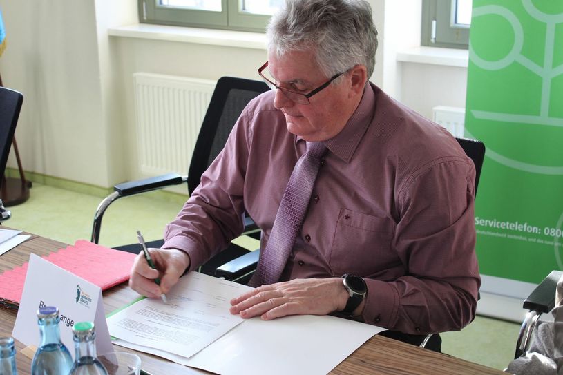 Landrat Bernd Lange bei der Unterzeichnung der Kooperationsvereinbarung. Foto: Keil