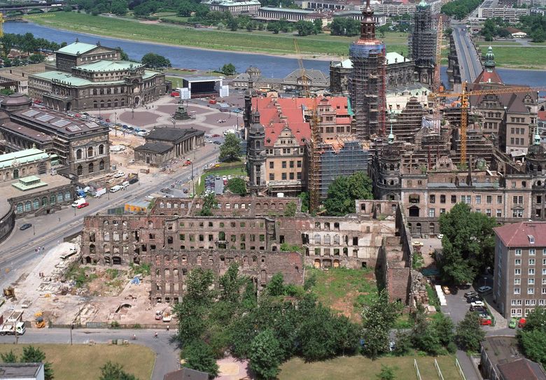 Kaum zu glauben: So sahen 1992 das Schloss und das Taschenbergpalais aus.                              Fotos: Jörg Schöner