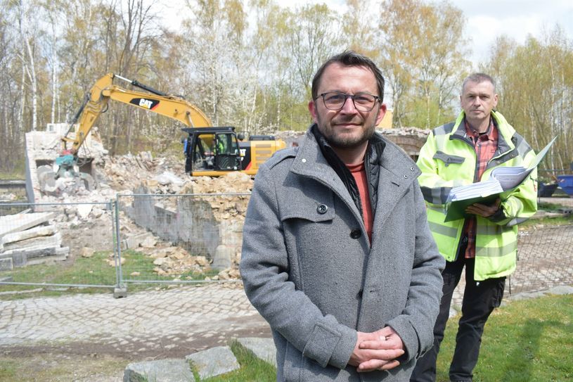 Viele Einwohner sind froh: die Brandruine in Demitz-Thumitz wird abgerissen. Der Bürgermeister Jens
Glowienka (vorn) und der Bauamtsleiter der Gemeinde, Jörg Matthies, stehen vor der ehemaligen Kantine
der Basalt AG. Damit der Schandfleck aus dem Ort verschwinden konnte, musste viel Arbeit und Zeit
investiert werden.