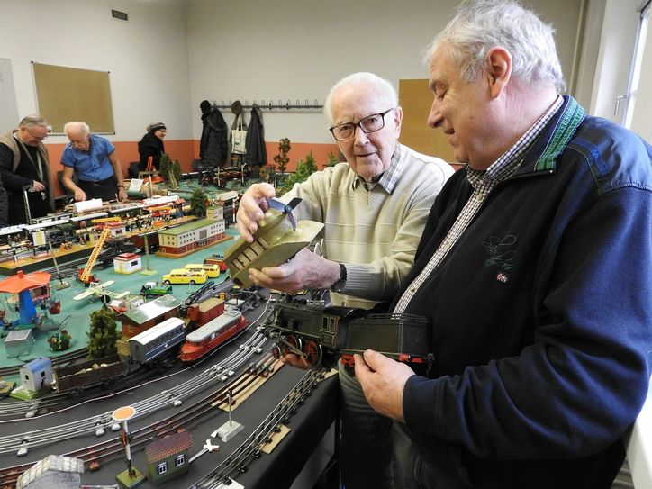 Wolfgang Grimm (2.v.re.) und Ronald Birndt (re.) fachsimpeln über den Schienenzeppelin und andere Modelle.