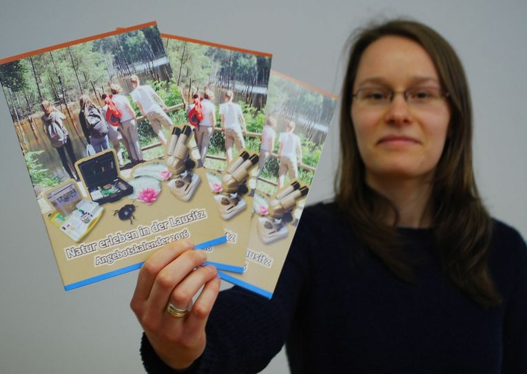 Theresia Bouhaka zeigt den Angebotskalender. Foto: Keil