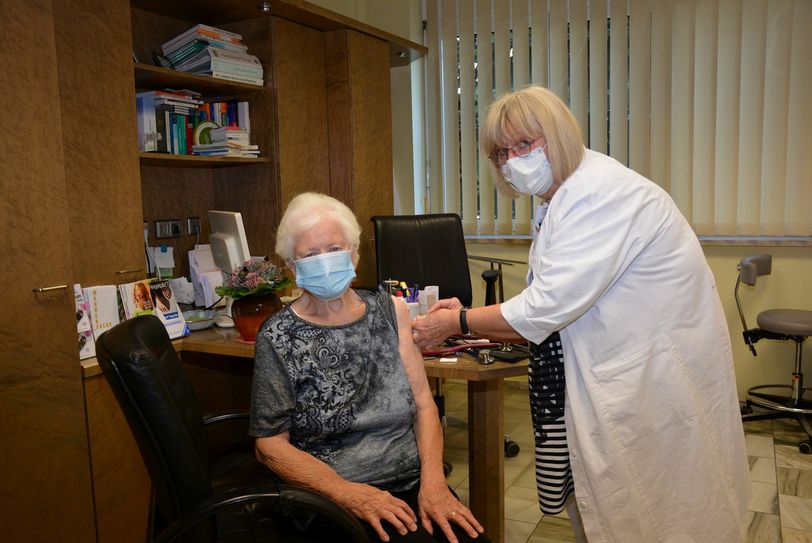 Dipl-med. Sabine Sköries (r.) und ihre langjährige Patientin Erika Mudra (Jahrg. 1932), die sich sich seit circa 30 Jahren gegen Influenza impfen lässt. Foto: Detlef Bogott