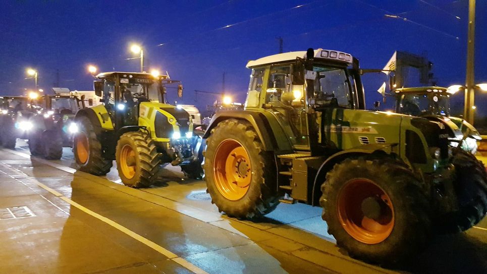 Bereits im Januar diesen Jahres protestierten Landwirte mit ihren Traktoren auf der Marienbrücke. Foto: Büttner