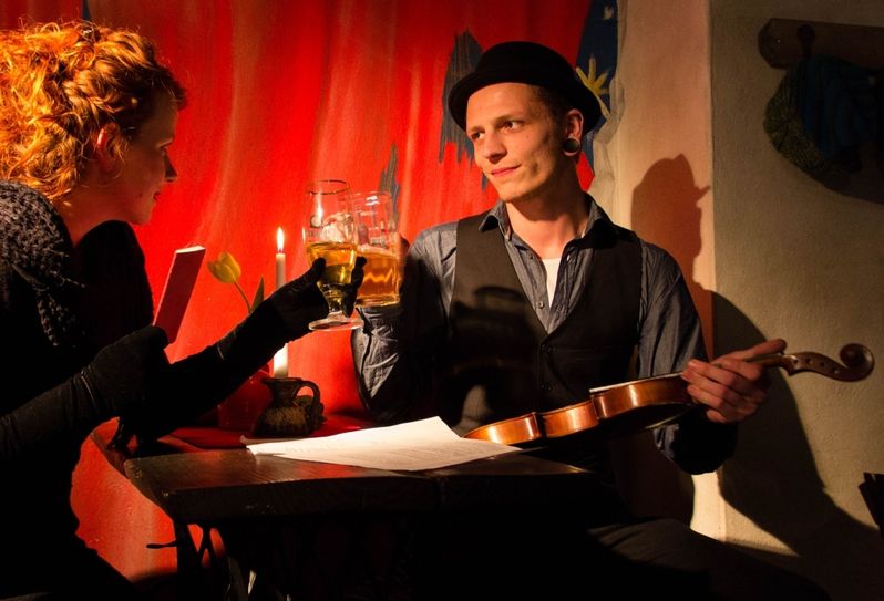 Teufel (Julia Boegershausen) und Soldat (Fabian Starosta) stoßen an. Das Stück wurde kürzlich in der in der Camillo-Kneipe vorgestellt. Foto: Axel Lange