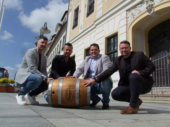 Sie alle freuen sich aufs diesjährige Bierstadtfest: der Vorsitzende des Radeberger Gewerbevereines Jens Richter, der Dresdner Musiker Bryan Staff, Radebergs Oberbürgermeister Frank Höhme und Hendrik Wagner, Pressesprecher der Radeberger Exportbierbrauerei (v.l.n.r).  Foto: Rainer Könen
