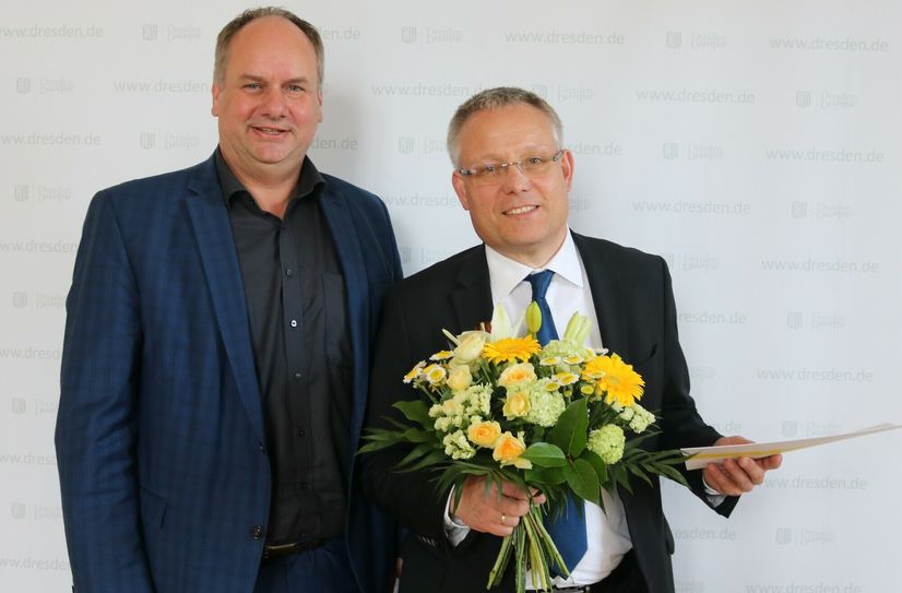 Jan Pratzka (re.) bei seiner Ernennung im Mai mit Oberbürgermeister Dirk Hilbert.
