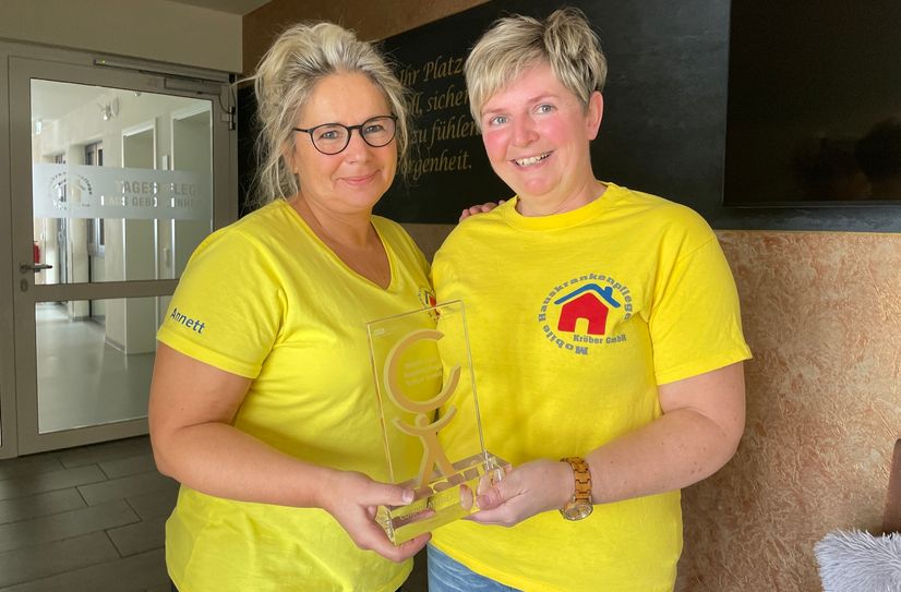Anett Dunger (links) und Claudia Hesse mit dem corporate health award, den die Mobile Haus-Krankenpflege Kröber im Dezember in Bonn verliehen bekam.