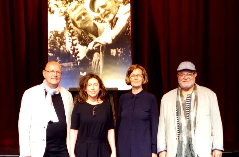 Autor Matthias Stark, Journalistin Annett Igel, die Vorsitzende des Strittmatter-Vereins in Bohsdorf, Renate Brucke, und Schauspieler Michael Becker (v.l.) interpretieren am Samstagabend Texte von Eva und Erwin Strittmatter und erwecken Romanfiguren zum Leben.