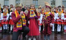 Der Präsident des FCV, Dieter Riehmer mit dem Kinderprinzenpaar Ava I. und Otto I.