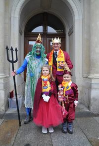 Neptun, der Präsident des FCV, und das Kinderprinzenpaar vor der Rathaustür.