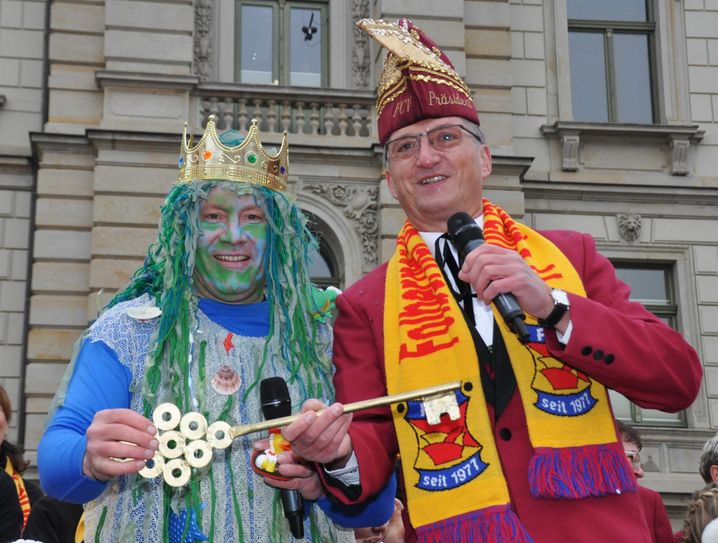 Großenhains Oberbürgermeister Dr. Sven Mißbach (l.) übergibt dem Präsidenten des Folberner Carnevalsvereins Dieter Riehmer den Rathausschlüssel.