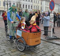 Der OB erschien diesmal per Lastenfahrrad auf den Hauptmarkt. Im Kasten des Dreirades brachte er das Kinderprinzenpaar Ava I. und Otto I. mit.