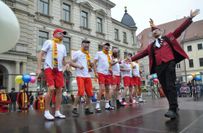Das Männerballett in kurzen Hosen trotzte der Kälte.