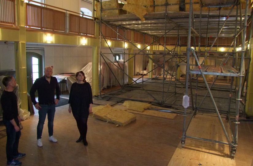 Bis Anfang April sollen, so Dezernent Michael Preuß (Mitte) alle Arbeiten im Stadttheater beendet sein.