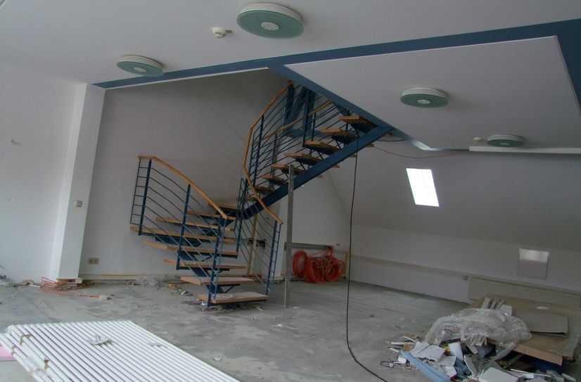 So schaut es derzeit im Atelier des Stadttheaters aus. Die Nutzfläche beträgt 110 Quadratmeter, 80 Personen haben hier Platz. Dieser Raum soll künftig von Vereinen genutzt werden.