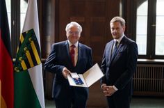 Ministerpräsident Michael Kretschmer (re.) überreicht den Verdienstorden der Bundesrepublik Deutschland an Dr. Ernst-Udo Radke aus Sebnitz.