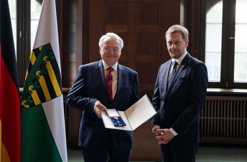 Ministerpräsident Michael Kretschmer (re.) überreicht den Verdienstorden der Bundesrepublik Deutschland an Dr. Ernst-Udo Radke aus Sebnitz.