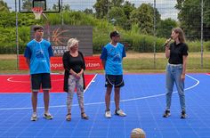 Pünktlich zum Start in die Sommerferien wurde das neue 3x3-Basketballfeld gleich neben dem Bischofswerdaer Freibad am 27. Juni feierlich eröffnet. Dazu gehörten natürlich auch die ersten Spiele mit Vertretern der »Schiebock Baskets« und interessierten Jugendlichen.