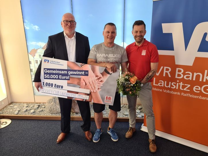 Steffen Rietschel (Vertriebsleiter der VR Bank Lausitz eG), Stephan Matuschek (Hockey-Club Lauchhammer e.V.)  und Markus Roder, Leiter BB RADIO-Lokalstudios Niederlausitz bei der Scheckübergabe.