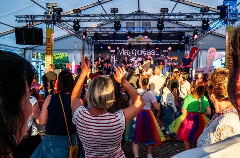 Während des Spreewald- und Schützenfest Lübbenau/Spreewald stand 2024 auch Marquess am Sonntag auf der Bühne am Kirchplatz.