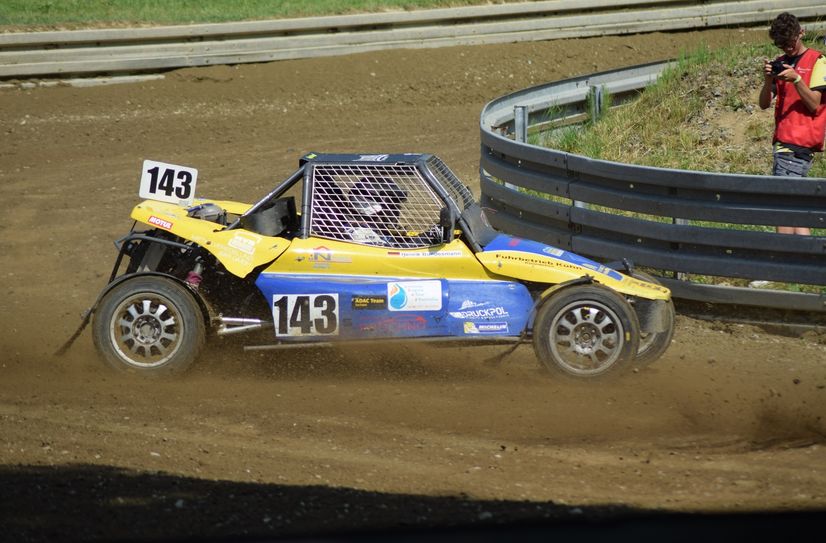 Lokalmatador Henrik Bundesmann mit der Startnummer 143 zeigt in der berüchtigten Offroad-Arena Matschenberg sein Können.