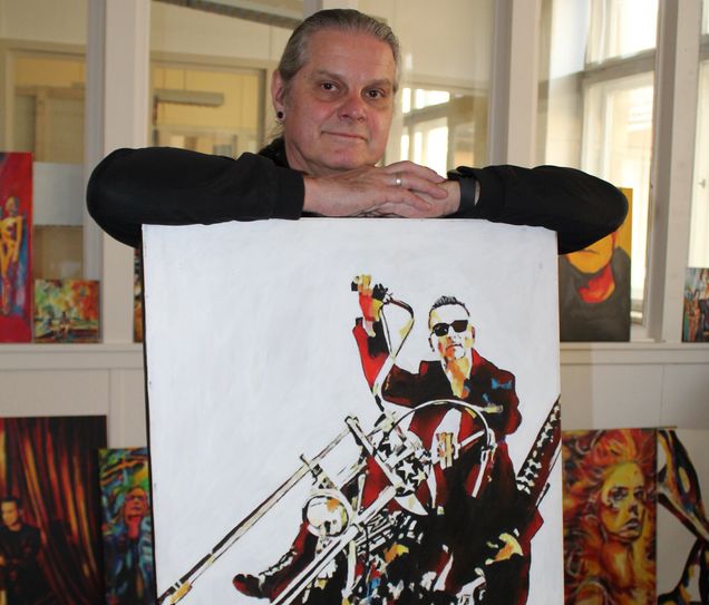 Künstler Jens Pollak in seinem Atelier mit einem seiner Bilder, das den Depeche Mode-Frontmann Dave Gahan zeigt.