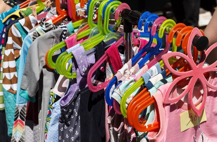 Auf dem Kinder- und Baby-Flohmarkt können unter anderem auch nicht mehr benötigte Kindersachen angeboten werden.