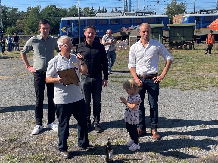V.l.: Landtagskandidat Dominic Hake, Heinz Wehlisch, Bundestagsabgeordneter Hannes Walter und Bürgermeister Stephan Bawey
