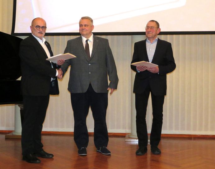 Oberbürgermeister Roland Dantz dankt den beiden Stadträten Volker Johne und Rolf Ziesche für ihre über 20-jährige Tätigkeit für Kamenz (v.l.n.r.).