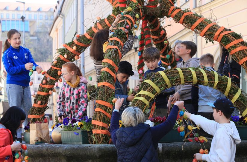 Die Osterkrone wird von engagierten Schülern geschmückt.