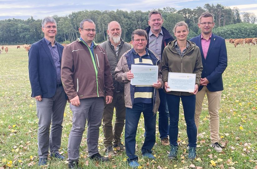Die Übergabe der Preise für »Tiergerechte und umweltverträgliche Haltung« erfolgte standesgemäß auf der Weide zwischen Wülknitz und Koselitz: Dr. Sven Biereder (Staatsministerium für Energie, Klimaschutz, Umwelt und Landwirtschaft), Thomas Keil (Vorstand der Agrargenossenschaft Wülknitz eG), Tilo Eysold (Landwirtschaftsamt), Steffen Keil (Geschäftsführer der Bio-Rind Wülknitz GmbH), Bürgermeister Rico Weser, Janet Herrmann (Geschäftsführerin der Bio Schwein Wülknitz GmbH) und Tobias Pelz (Stellv. Vorsitzender des Sächsischen Bauernverbands).