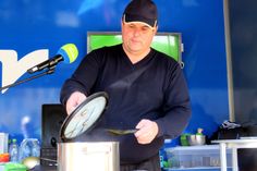 Radebergs Oberbürgermeister Frank Höhme schwingt gutgelaunt den Kochlöffel.