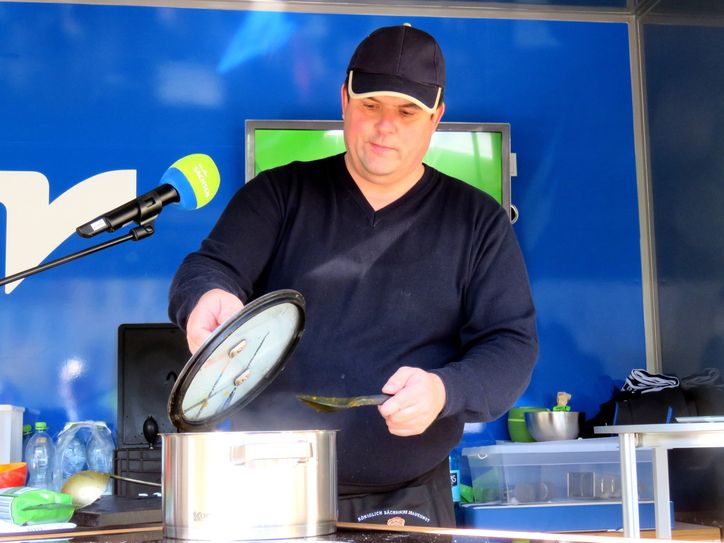 Radebergs Oberbürgermeister Frank Höhme schwingt gutgelaunt den Kochlöffel.